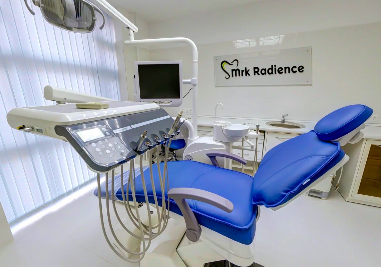Mrk Radience Dental treatment room with a blue dental chair